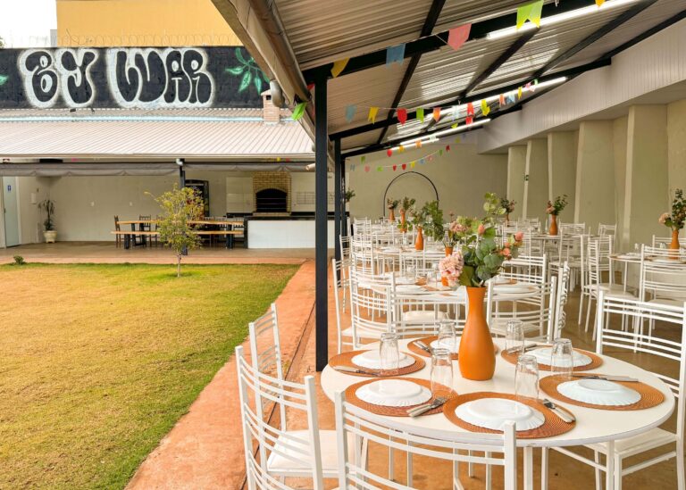 Varanda com mesas e cadeiras