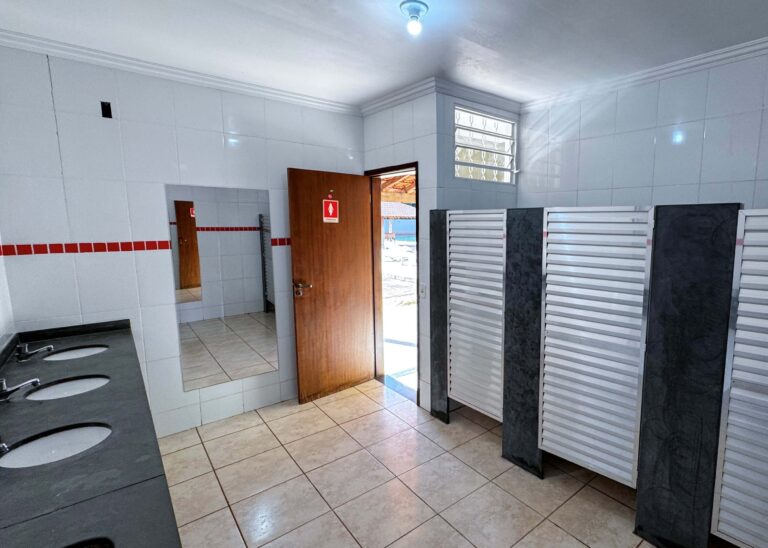Banheiro coletivo feminino