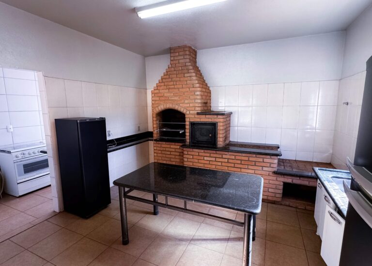 Cozinha externa com churrasqueira