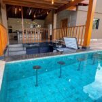 Piscina com bar molhado