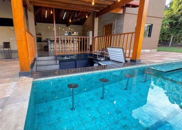 Piscina com bar molhado